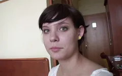 Teen tóc nâu chơi với dương vật giả bằng thủy tinh