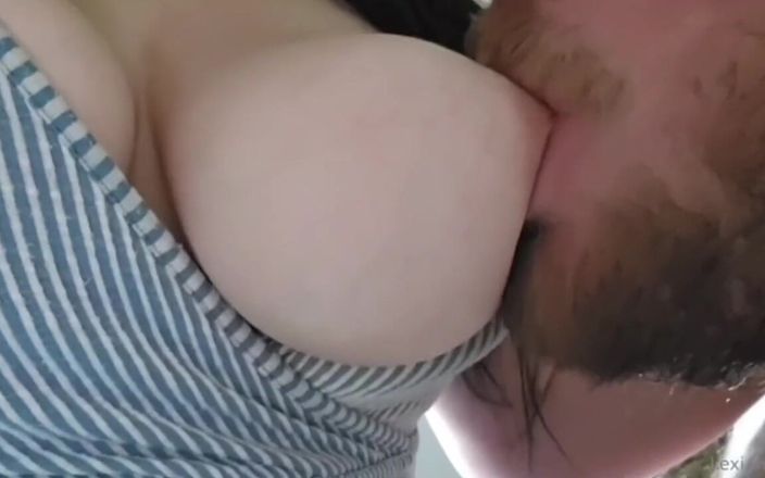 LEXI AND DAN: Une belle petite amie brune à gros nichons suce les seins...