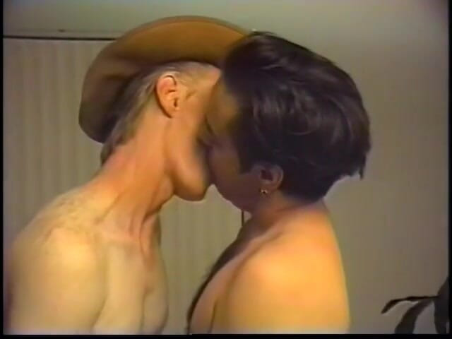 Gays Case: Un cowboy arrapato arriva a casa e scopa uno stallone...