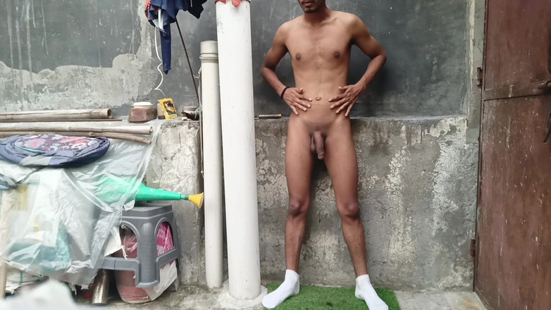 Curlyboy: 刮大鸡巴毛并在露台上独自射精