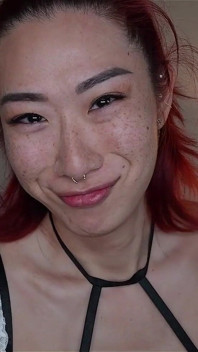 섹시한 트랜스 아시아 여친 Aerie Rei가 메이드 의상을 입으려고 시도합니다.