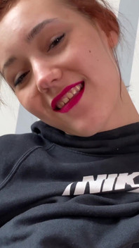 Vacker flicka onanerar passionerat