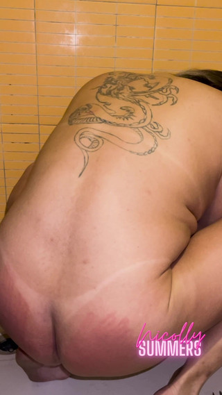 Nicolly Summers: Mereka kencing di dalam pantat saya sehingga bocor kencing dari...