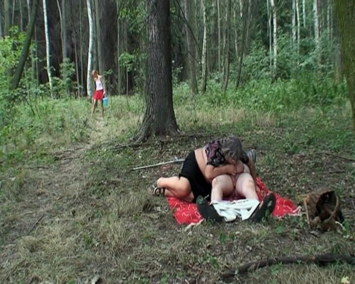 Mature Climax - 100% Mature Videos: Bbw babička a štíhlá teenagerka šukají s nadrženým chlápkem v lese