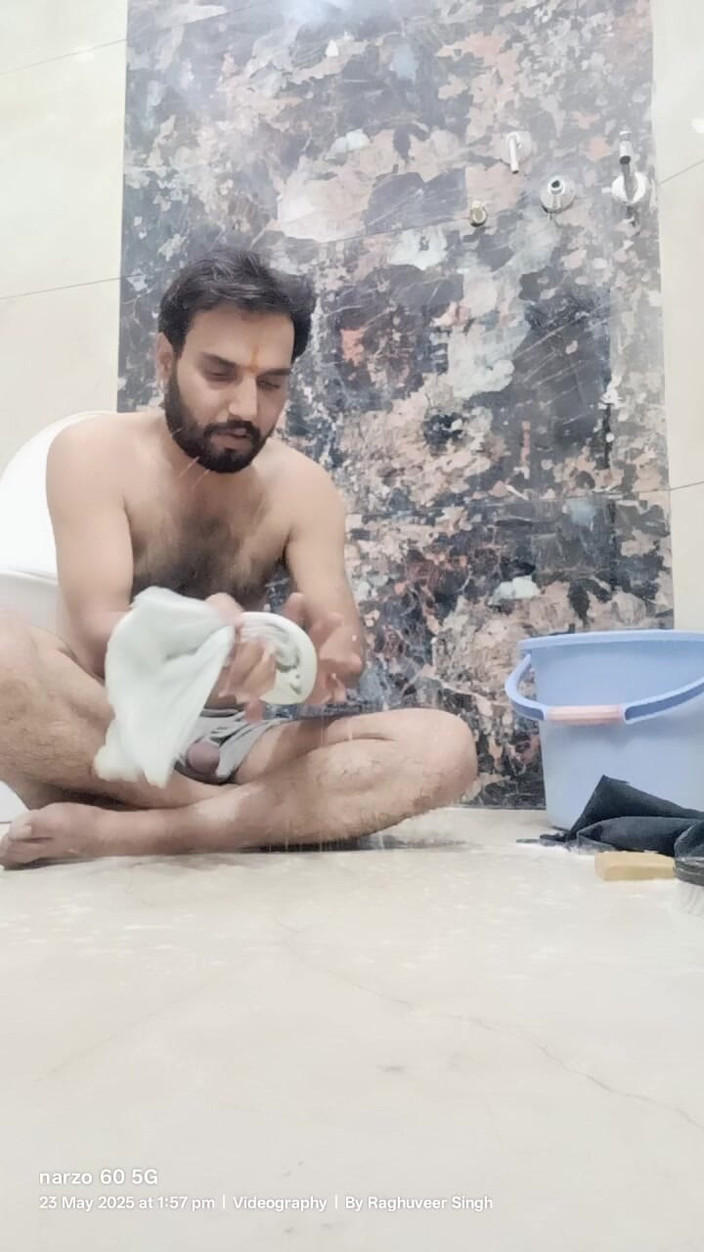 Rajasthani-old-lover: Indický desi muž si užívá sprchu a domácí povinnost