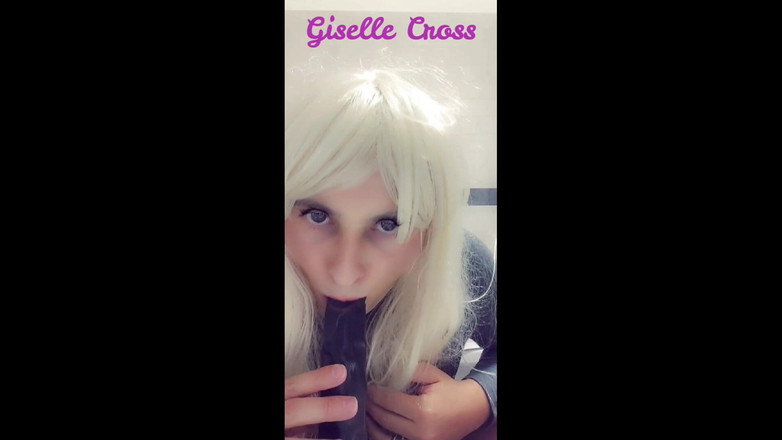Giselle Cross: Grote zwarte lul dildo diep in keel training