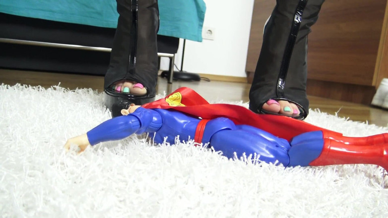 Solo Austria: Coup de coeur de Superman ! Cruel Reell écrase Superman symboliquement pour...