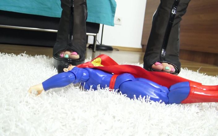 Solo Austria: Superman Crush! Cruel Reell zdrobește Superman în mod simbolic pentru toți...