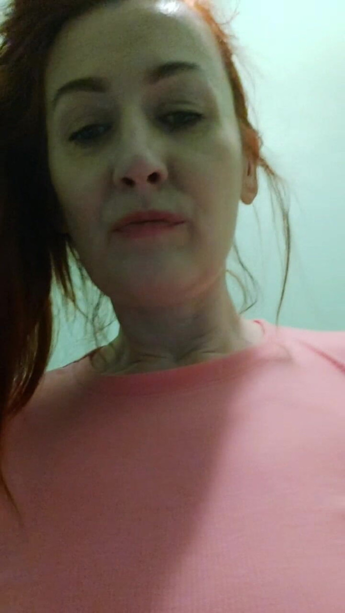 GinnaGg: Una calda casalinga che piscia per te