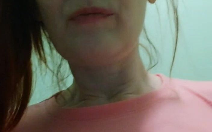 GinnaGg: Gospodină sexy care se pișă pentru tine