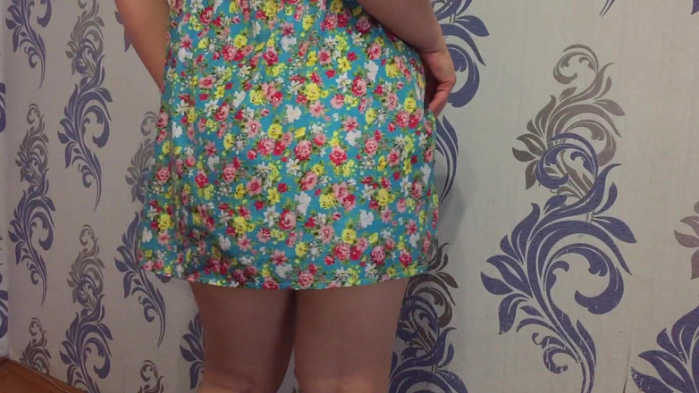 Lux Eva: Alice pamer tubuhnya di depan webcam.