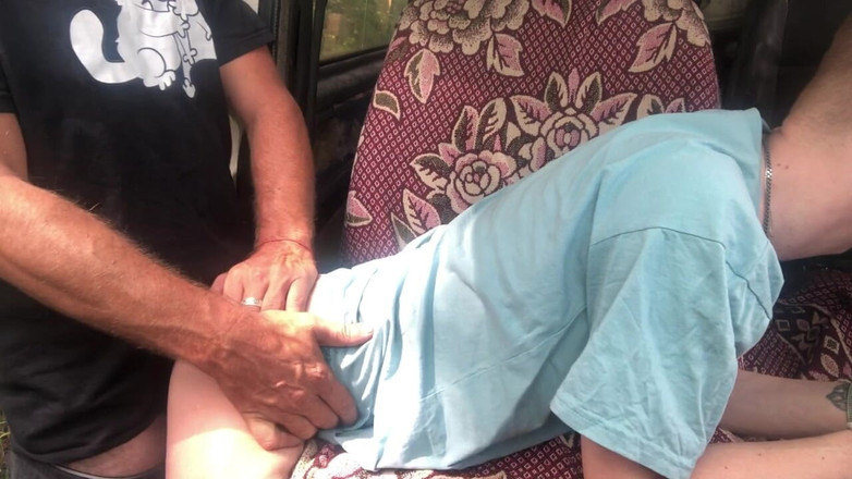 MaxHotty: 与毛茸茸的爸爸的极端汽车性爱