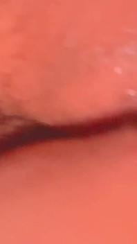 POV: ondeugende vrouw geeft haar kont in close-up anaal, klaarkomen in de mond
