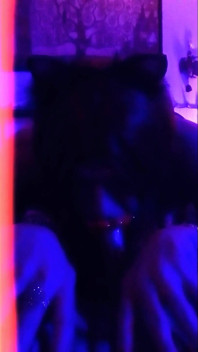 ragazza prende in gola un enorme dildo