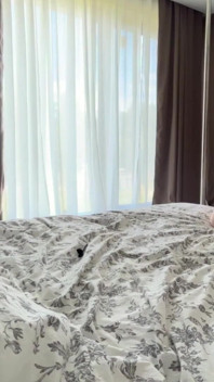 Luca tvrdě šuká Lexi na jejich posteli zezadu a stříká na ni