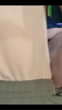 印度继妹高兴地呻吟着，她的胸部被按压，阴户被她的继兄弟狠操