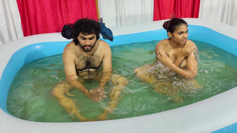 Vaishnavysharunraj: Pasangan mesra-mesraan di kolam renang