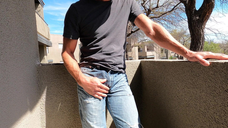 Lapetus: 에어비앤비에서 청바지 오줌 싸기