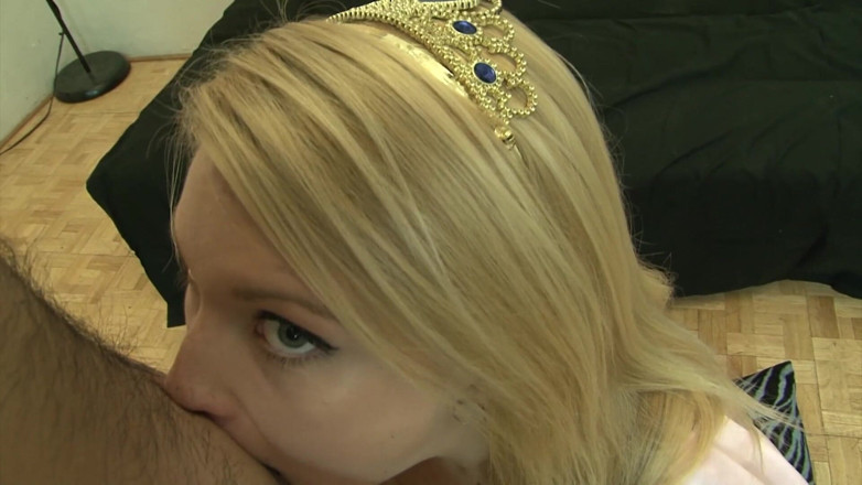 LetsGoDirty Teens: Awek blonde menghisap batang kecil, kemudian menunggangnya ke pancutan mani...