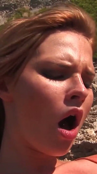 Madura rubia milf complace amante en rocky shore