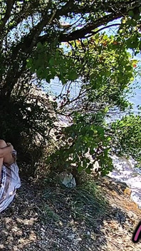 Miga mojego kutasa przed pasierbicą na publicznej plaży i pomaga mi spust przed wszystkimi