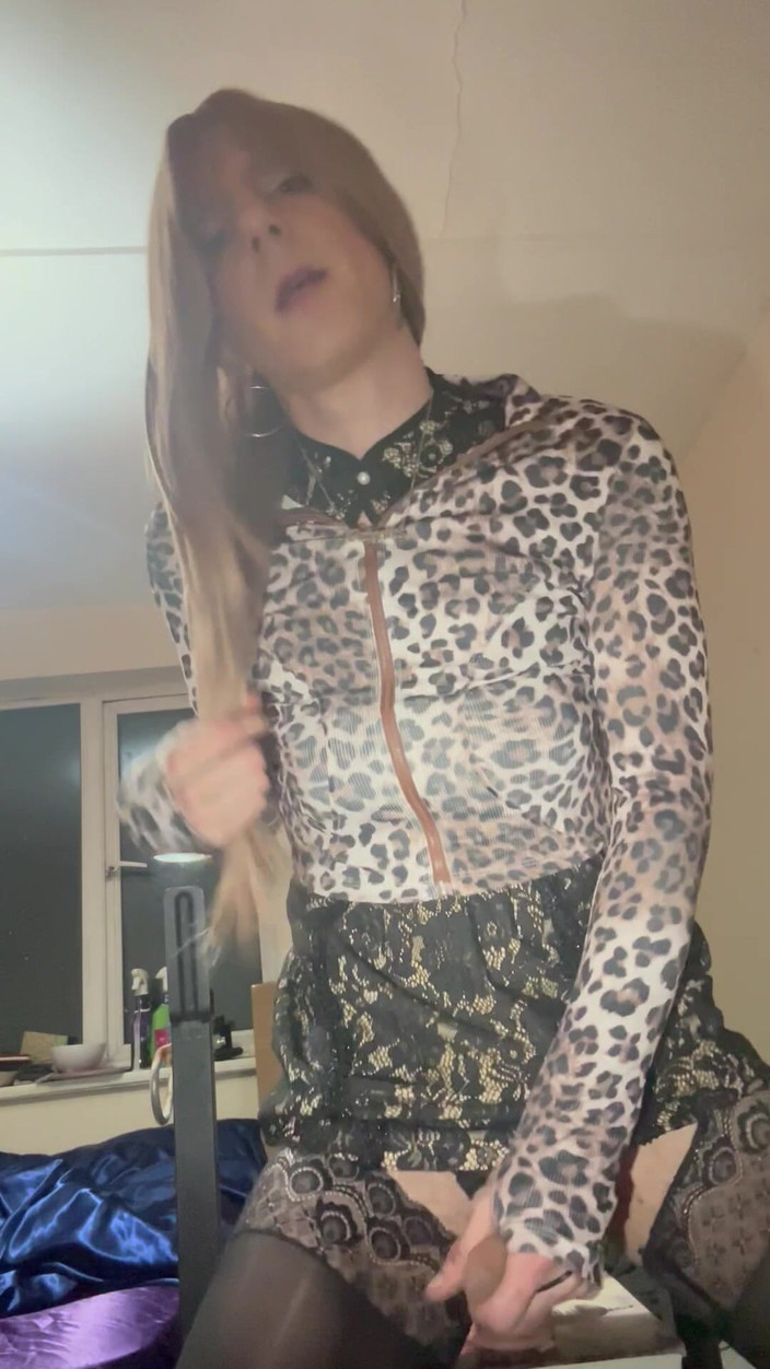 Jessica silk: Jess Silk berijdt dildo