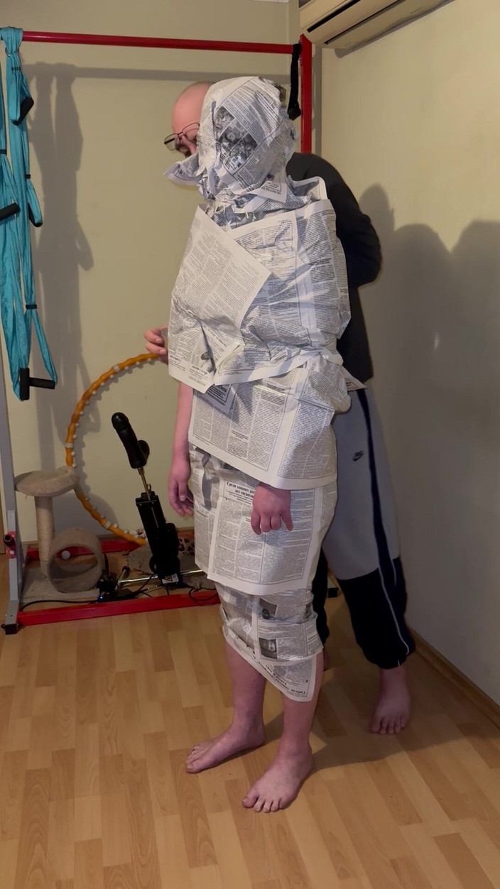 Elena917: Periódico fetiche - envolverme en periódico