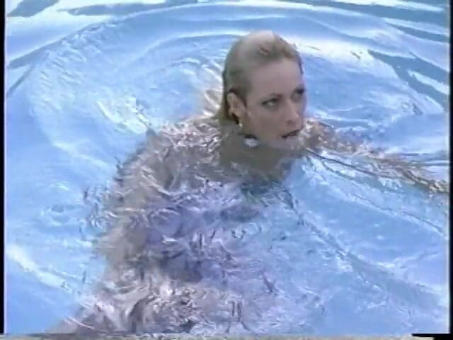 A Lesbian World: Une blonde en tenue de femme de ménage et une...