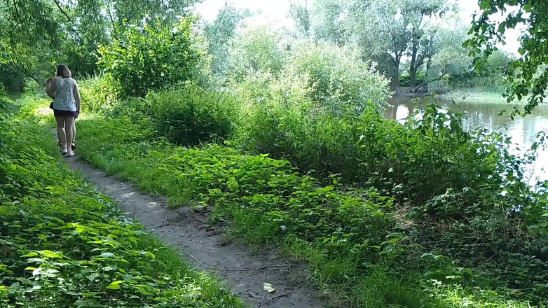 Assol: Dvě dívky se zastavily na straně silnice k čůrání, přitahovaly pozornost...