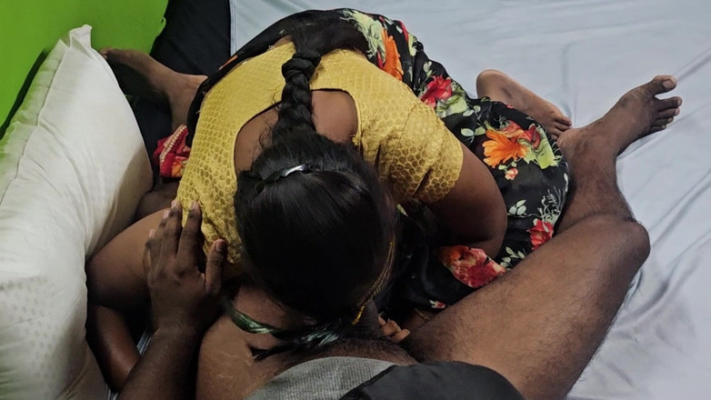 Tamilnilavu: Suri rumah Tamil pemalu melakukan blowjob panas kepada kawan suaminya