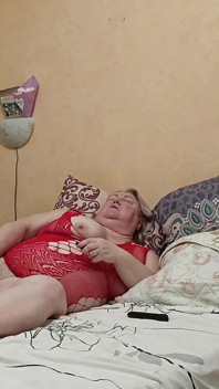 大きなお尻の毛深い猫のガールフレンドとオナニーのおもちゃ