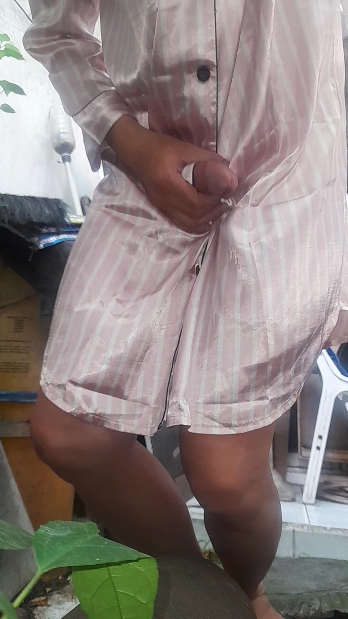 Naomisinka: Satijnen pyjamajurk fetisj travestiet masturbatie sperma
