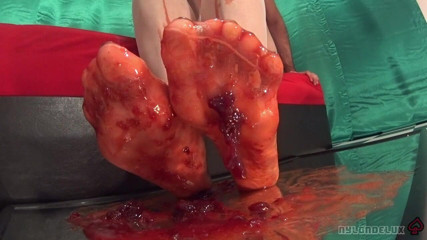 Nylondelux: Piedi in nylon per schiacciare la fragola
