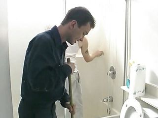 Bareback TV: Pasangan gay kulit putih nyepong kontol di kamar mandi