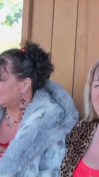 Twee rijpe vrouwen pijpen een man achter in een auto