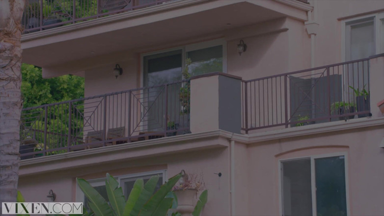 Vixen: Vixen seksi sarışın üvey erkek kardeşi tarafından sikiliyor