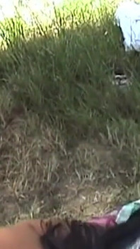 Une brune mature dévore sa chatte dans un festin lesbien déjanté en plein air