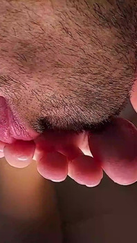 Üvey kızın bana yeni spor ayakkabılar gösterdiği ve sonra küçük ayaklarıyla yarağımı idare ettiğinde çok aşina bir sahne