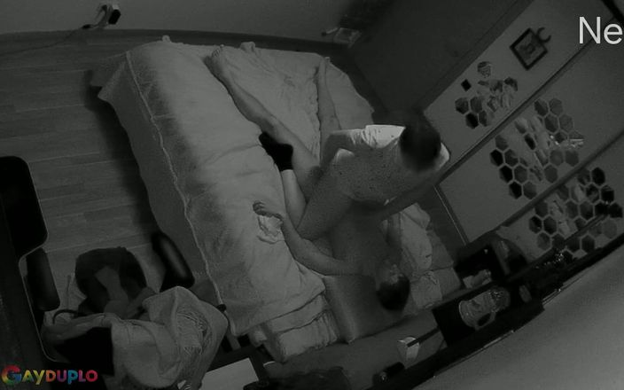 GayDuplo: Amatérský pár přistižen při šukání na kameru Nest