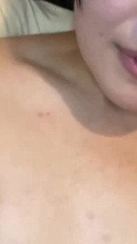 Facecum debut, pojkaktig kort hår skönhet förvandlar ett styggt ögonblick till totalt kaos