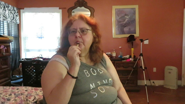 BBW nurse Vicki adventures with friends: L'infermiera bbw Vicki si diverte a mangiare un ghiacciolo di...