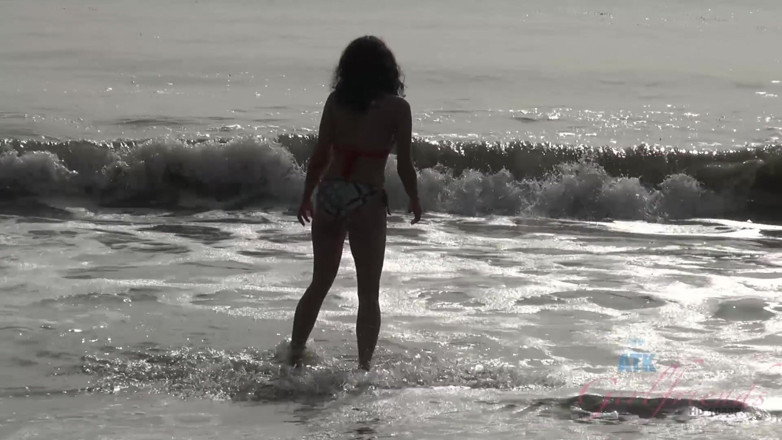 ATK Fans (Girlfriends): Tarikh Maya Dengan Izzy Di Pantai 1/3