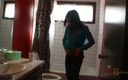 ATKIngdom: 可爱且目瞪口呆的Aubrey James在她拍摄的视频中走来走去，并在镜头前撒尿