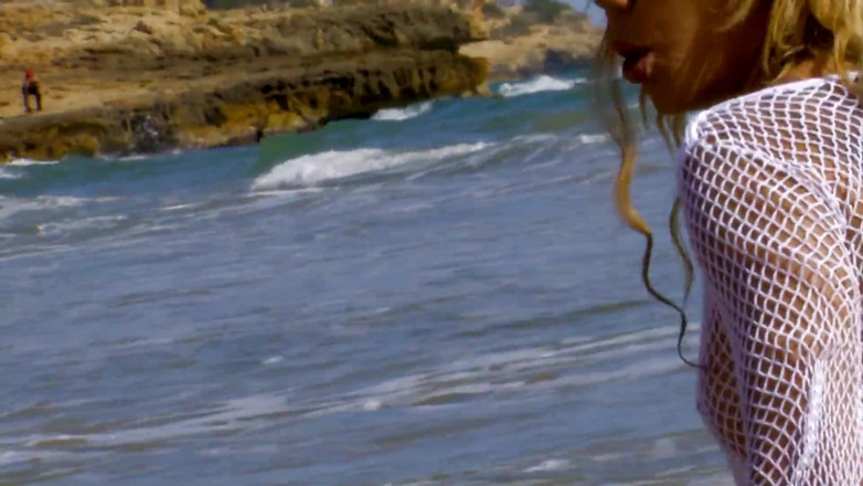 Radical: Une MILF salope et ses seins qui rebondissent à la plage