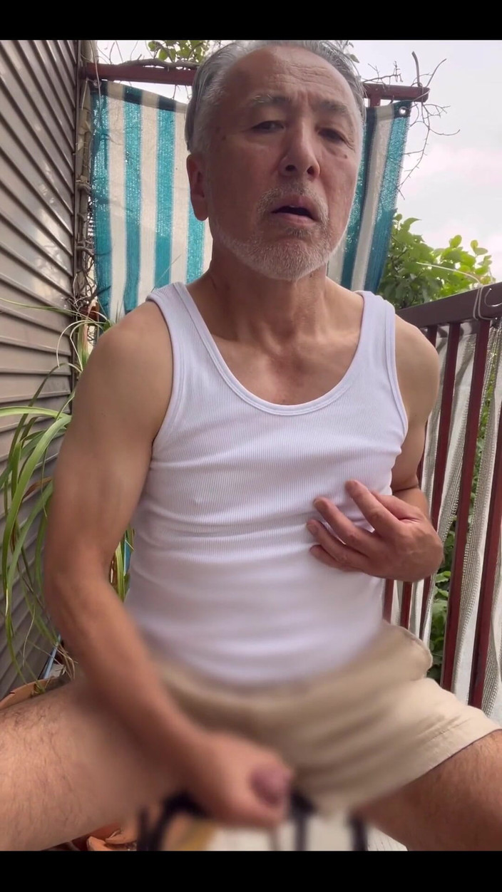 Japanese daddy: बालकनी पर।