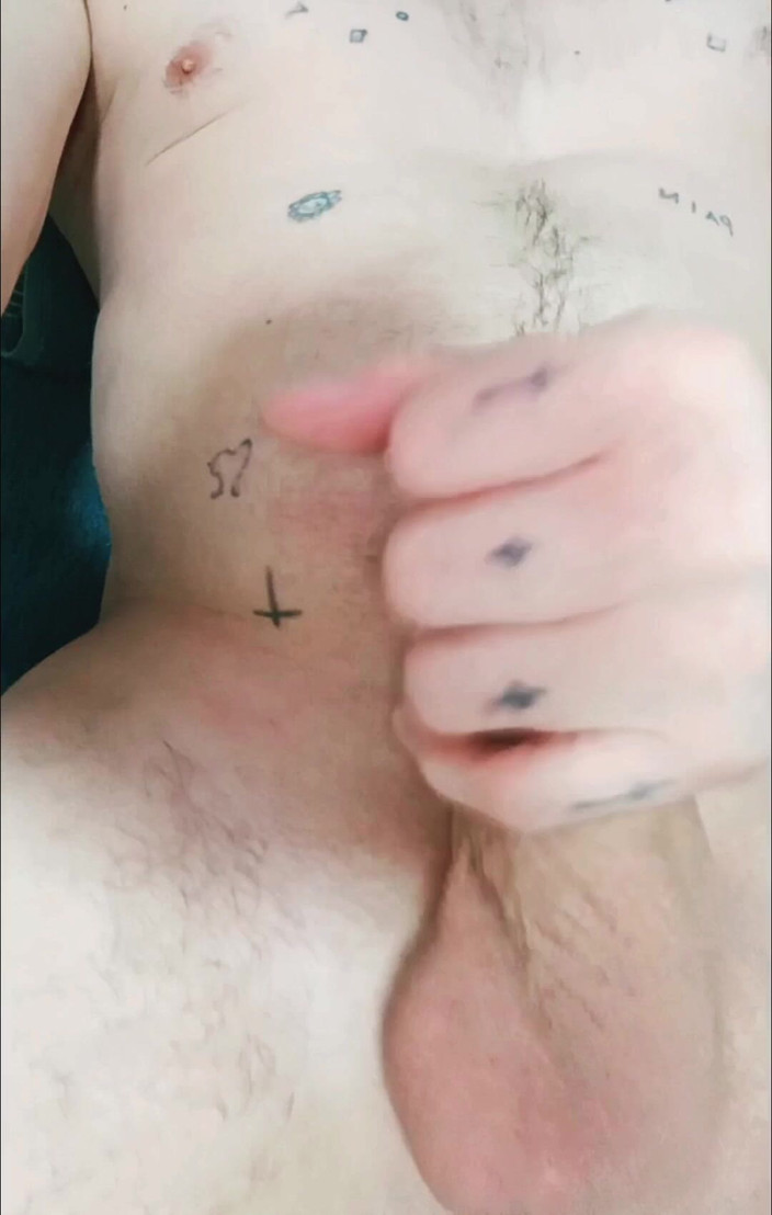 XsexyyBoyX: 我在浴室里操我的假阳具，射了