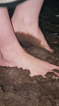 Boso w zimnym, squishy mud (muddy feet)
