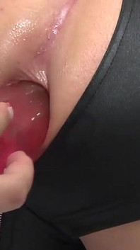 Awek si rambut coklat miang mengongkek seorang lelaki dengan alat penggetar di bilik hotel dan kemudian membuatkannya pancut ke dalam mulutnya