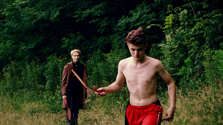 HotDogs studio: Caminata de verano, recreación activa de amigos universitarios al aire...