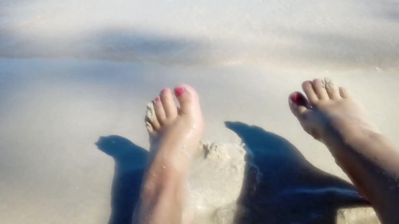 Dream Factory: Fetish kaki di pantai